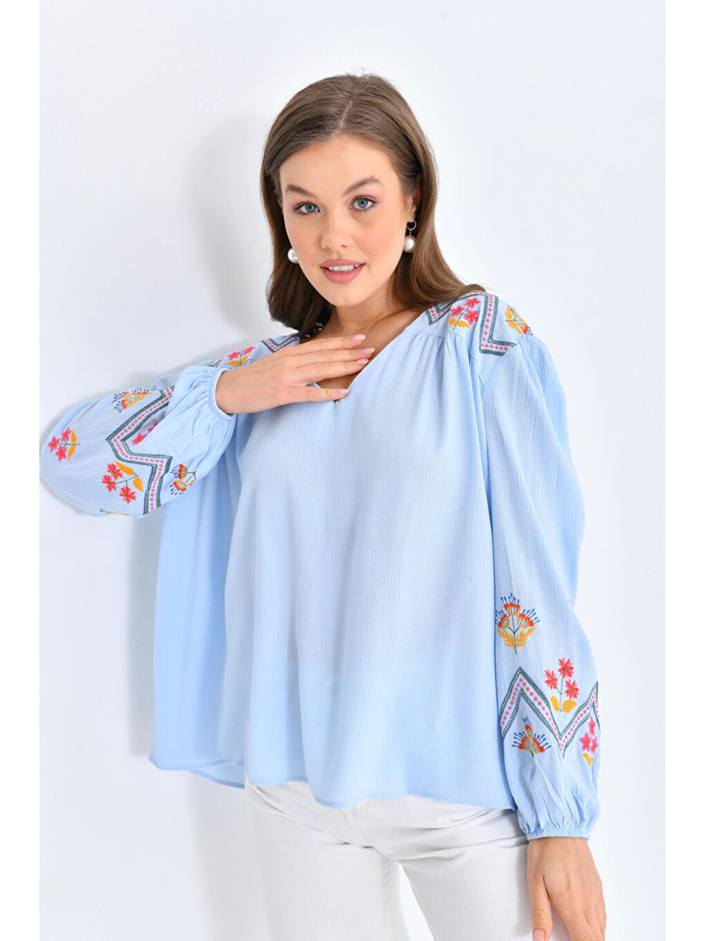 Mavi Kadın Uzun Kol V Yaka Nakış Detaylı Salaş Bluz-1