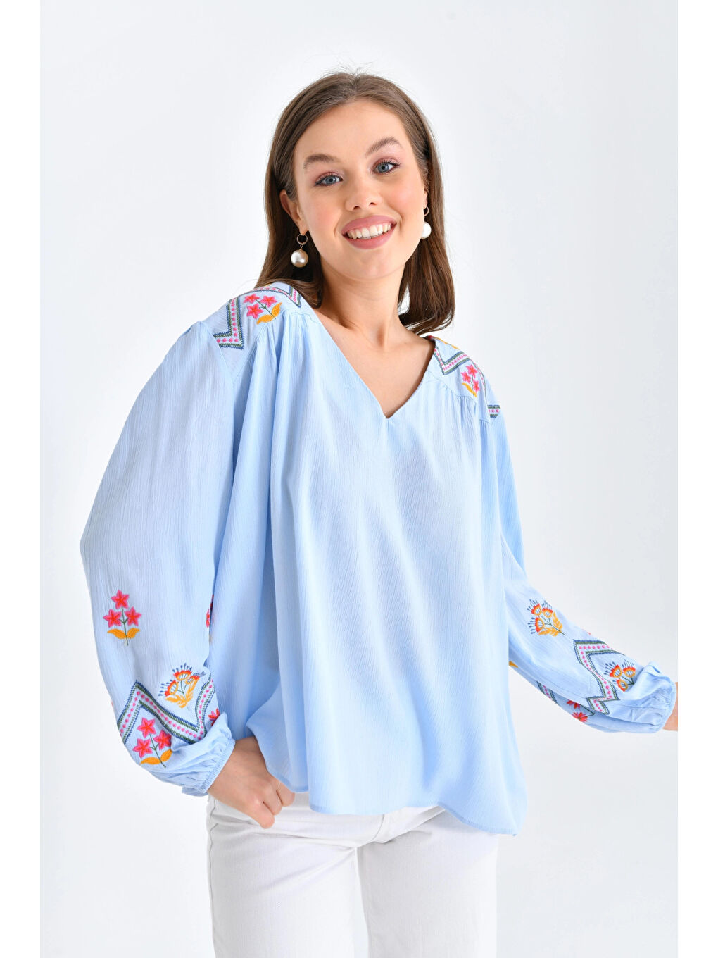 Mavi Kadın Uzun Kol V Yaka Nakış Detaylı Salaş Bluz-3