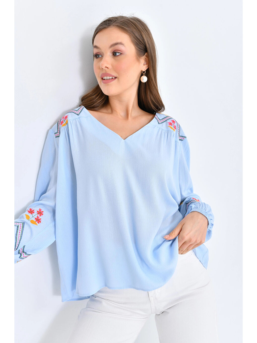 Mavi Kadın Uzun Kol V Yaka Nakış Detaylı Salaş Bluz-4