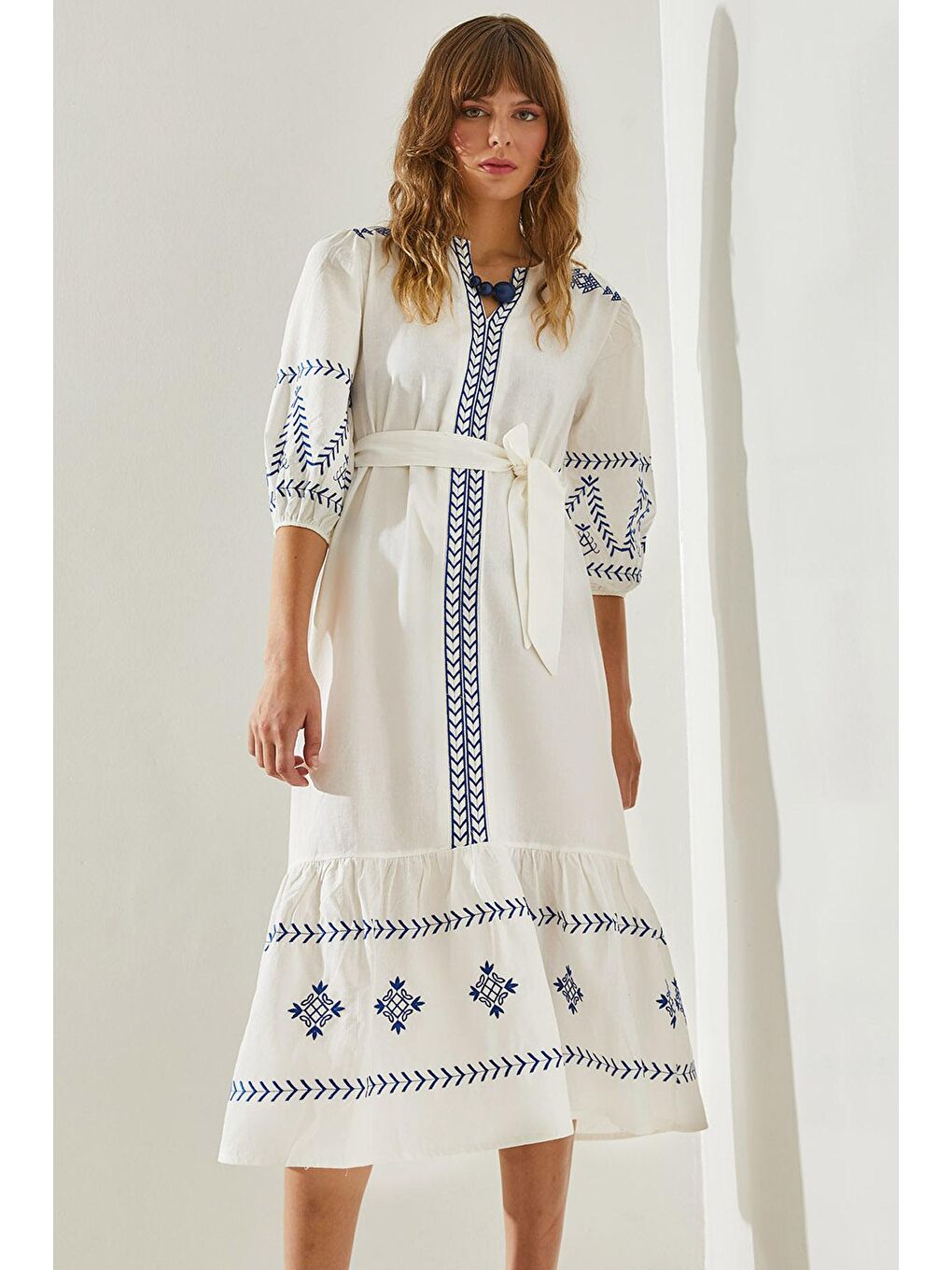 Beyaz Kadın Nakış İşlemeli Kemerli Yaka Detaylı Elbise