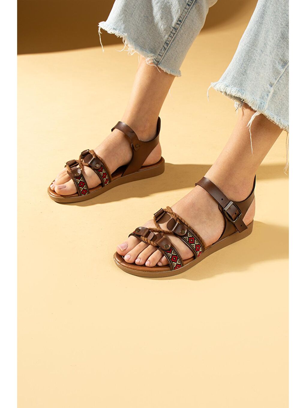 Kahverengi Otantik İşleme Detaylı Tokalı Kadın Sandalet 51-330-24