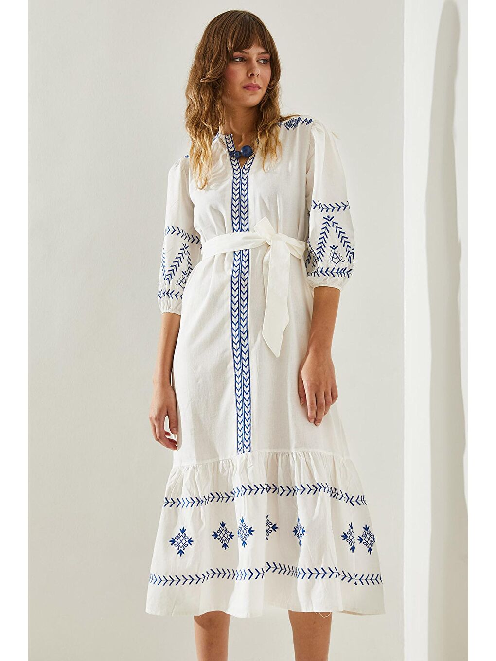 Beyaz Kadın Nakış İşlemeli Kemerli Yaka Detaylı Elbise-1