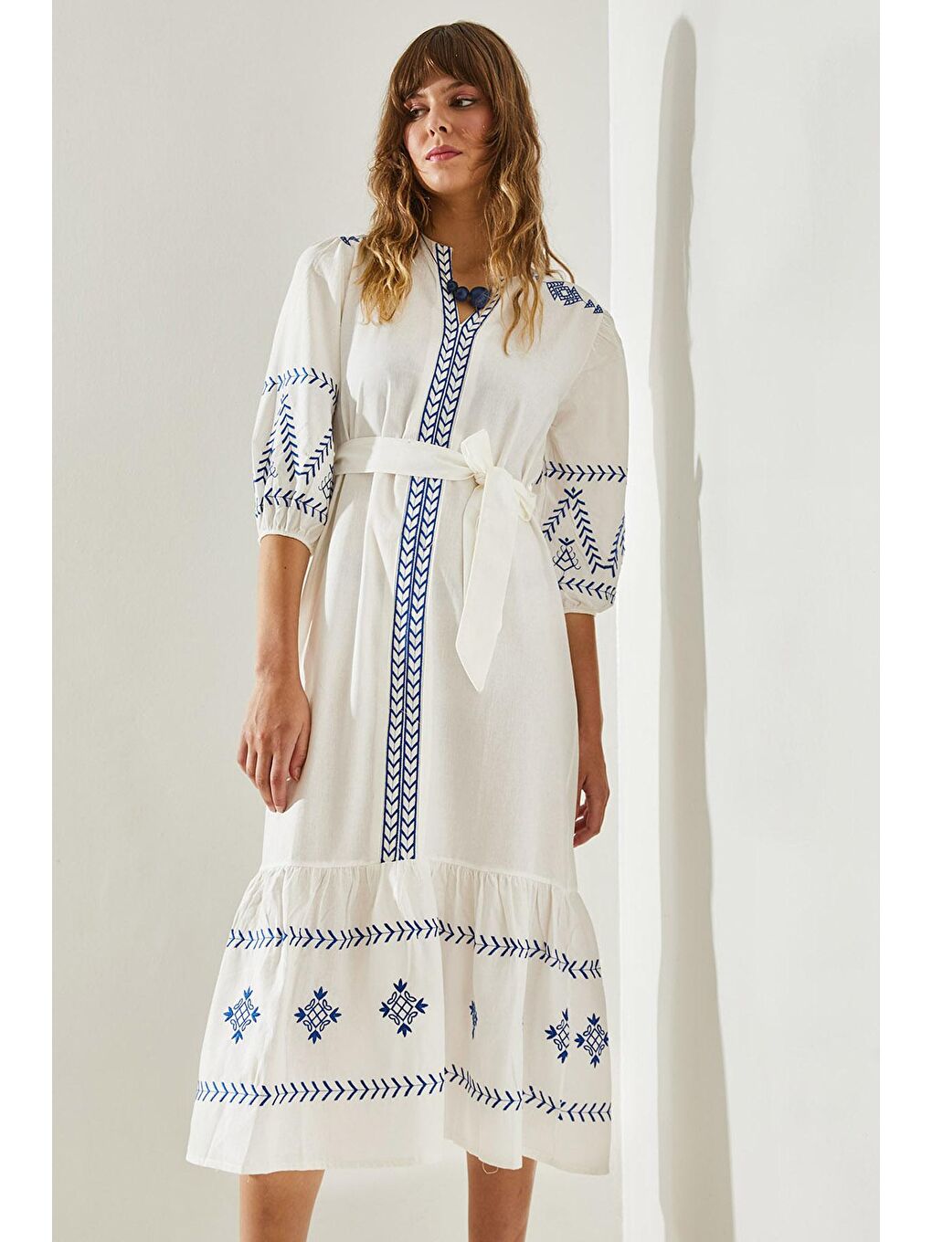 Beyaz Kadın Nakış İşlemeli Kemerli Yaka Detaylı Elbise-2