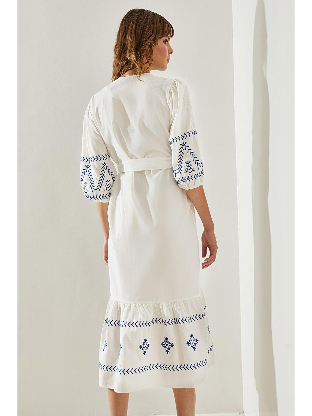 Beyaz Kadın Nakış İşlemeli Kemerli Yaka Detaylı Elbise-3