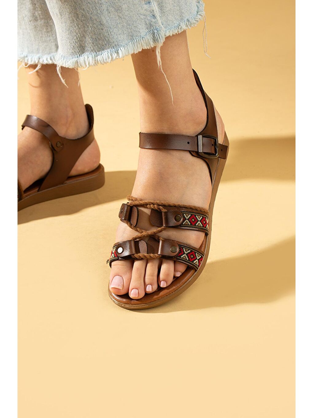 Kahverengi Otantik İşleme Detaylı Tokalı Kadın Sandalet 51-330-24-2