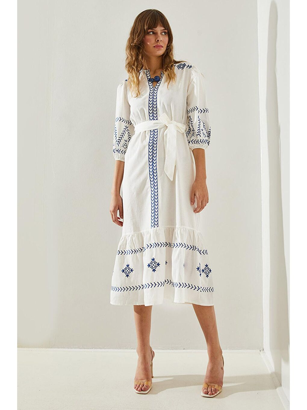 Beyaz Kadın Nakış İşlemeli Kemerli Yaka Detaylı Elbise-4