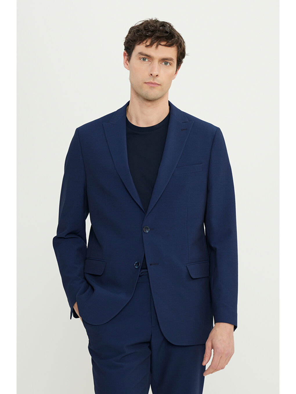 Erkek Lacivert Slim Fit Dar Kesim Kırlangıç Yaka Gofre Desenli Kapak Cepli Esnek Takım Elbise