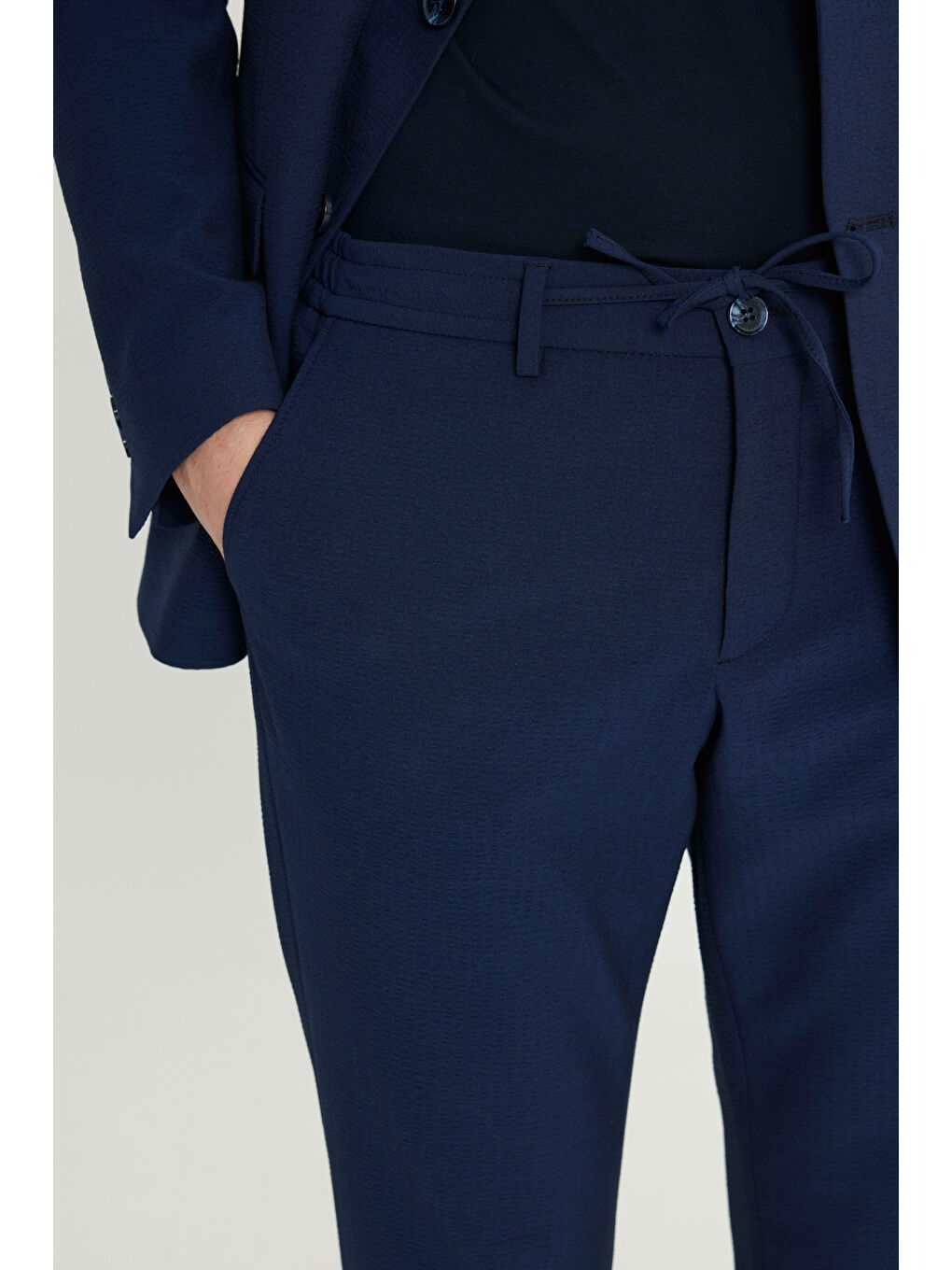 Erkek Lacivert Slim Fit Dar Kesim Kırlangıç Yaka Gofre Desenli Kapak Cepli Esnek Takım Elbise-4