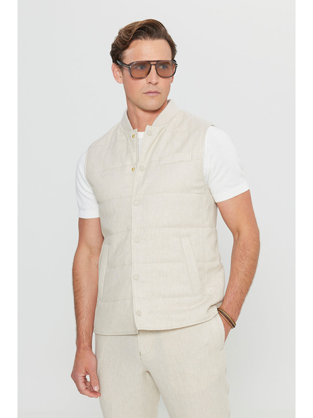 Erkek Bej Keten Standart Fit Normal Kesim Dik Yaka Yan Cepli İnce Dolgulu Casual Yelek