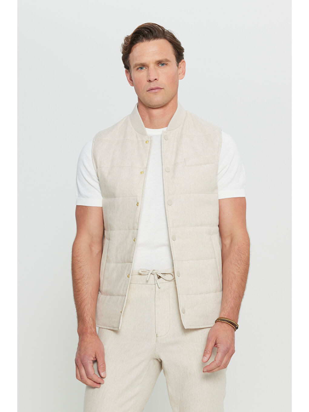 Erkek Bej Keten Standart Fit Normal Kesim Dik Yaka Yan Cepli İnce Dolgulu Casual Yelek-2