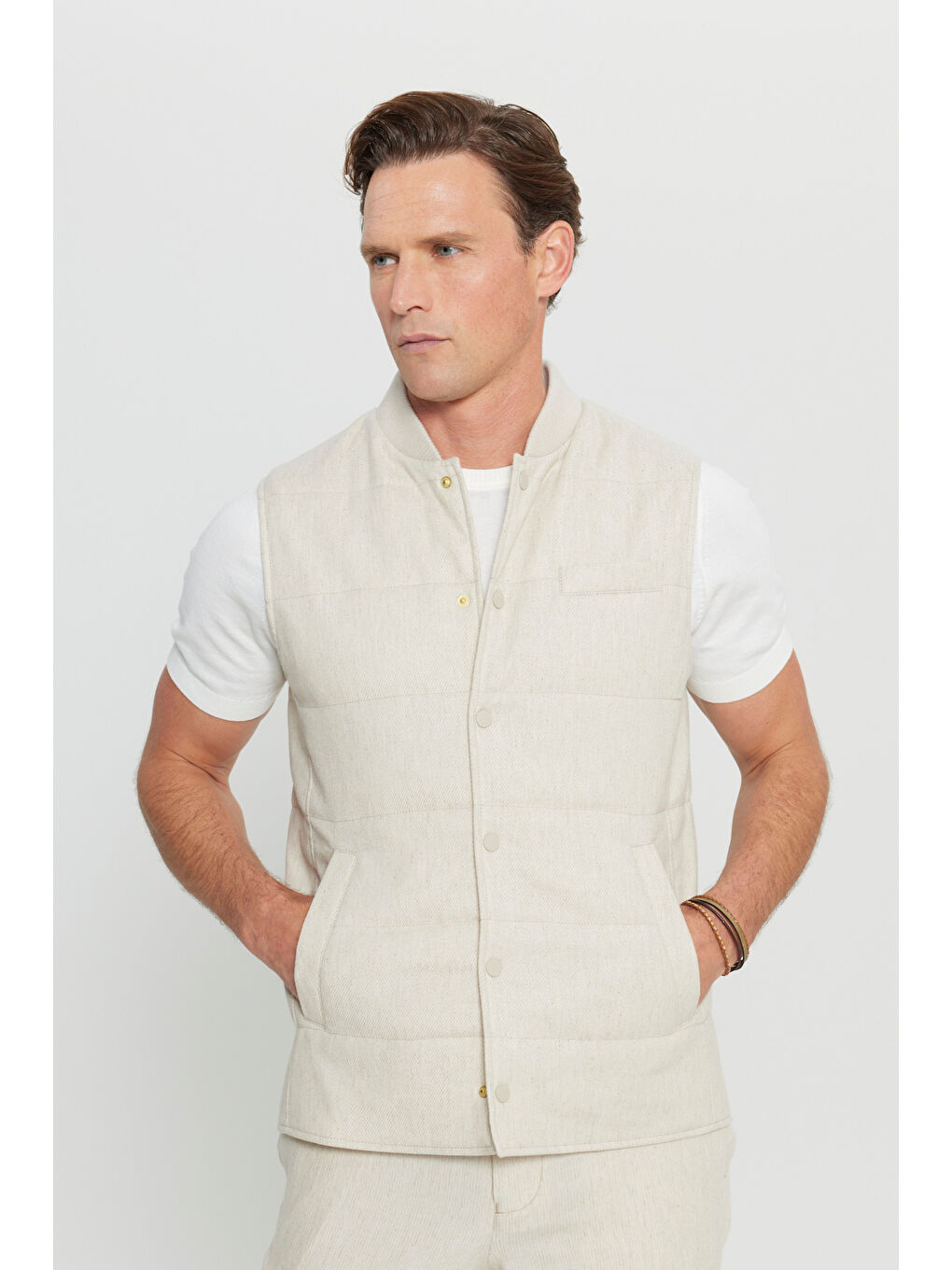 Erkek Bej Keten Standart Fit Normal Kesim Dik Yaka Yan Cepli İnce Dolgulu Casual Yelek-4