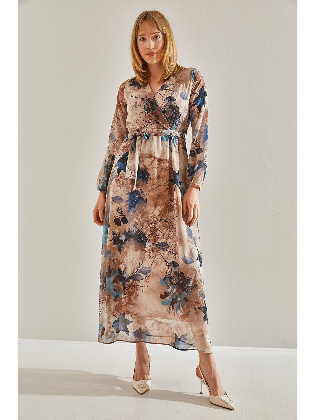 Kahverengi Kadın Astarlı Beli Lastikli V Yaka Kruvaze Kuşaklı Şifon Elbise