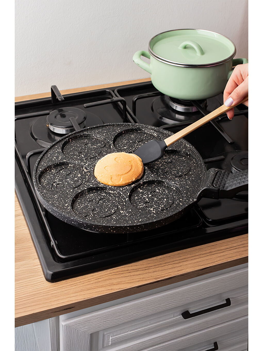 Granit Pankek Emoji Smile Döküm Tava Bakalit Kulp 26 Cm - Siyah-1