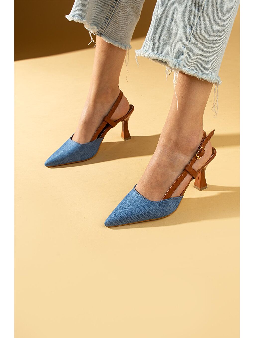 Mavi Yanı Açık Sivri Burun Kadeh Topuklu Tokalı Kadın Ayakkabı 71-32-24