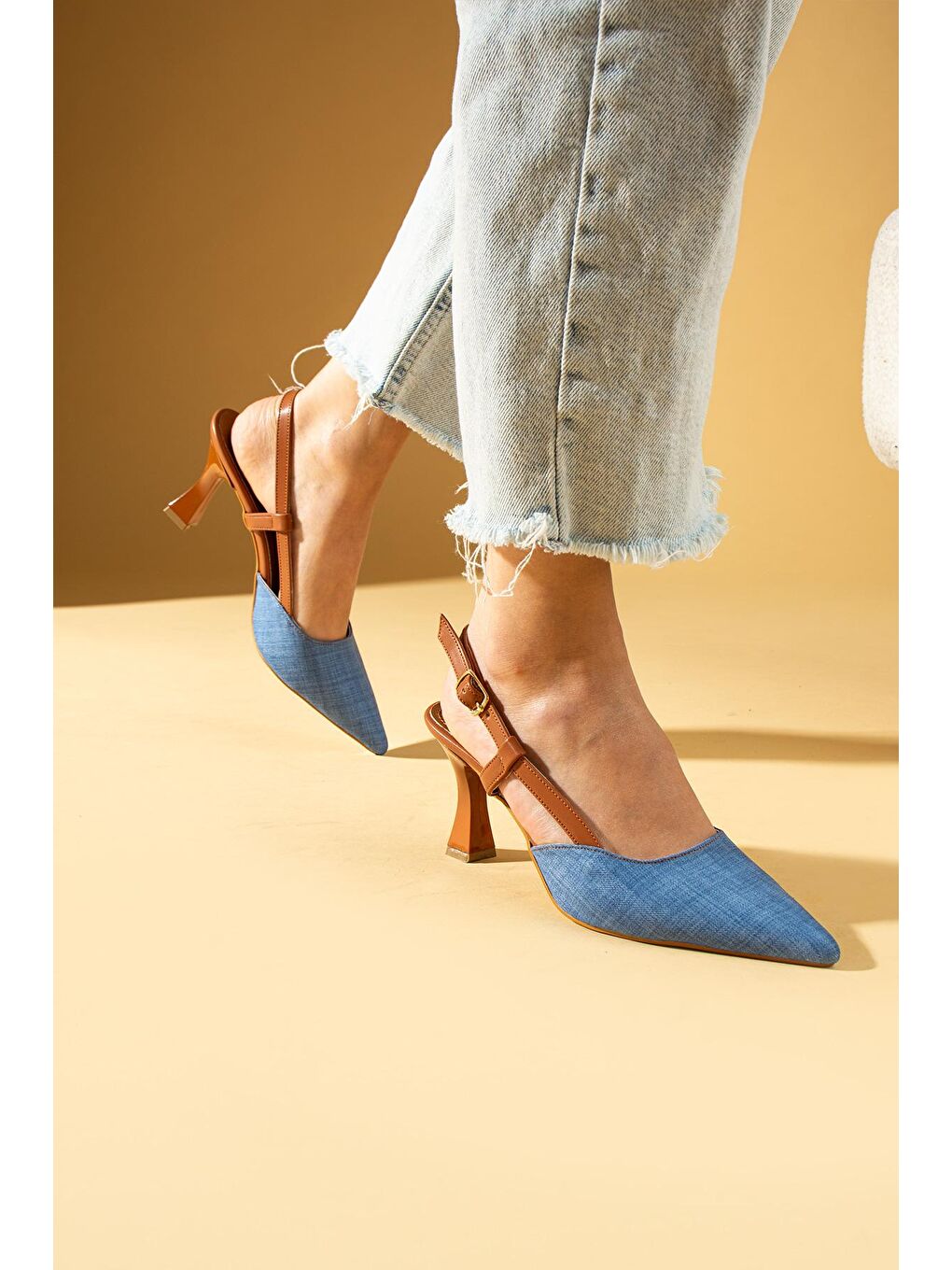 Mavi Yanı Açık Sivri Burun Kadeh Topuklu Tokalı Kadın Ayakkabı 71-32-24-1