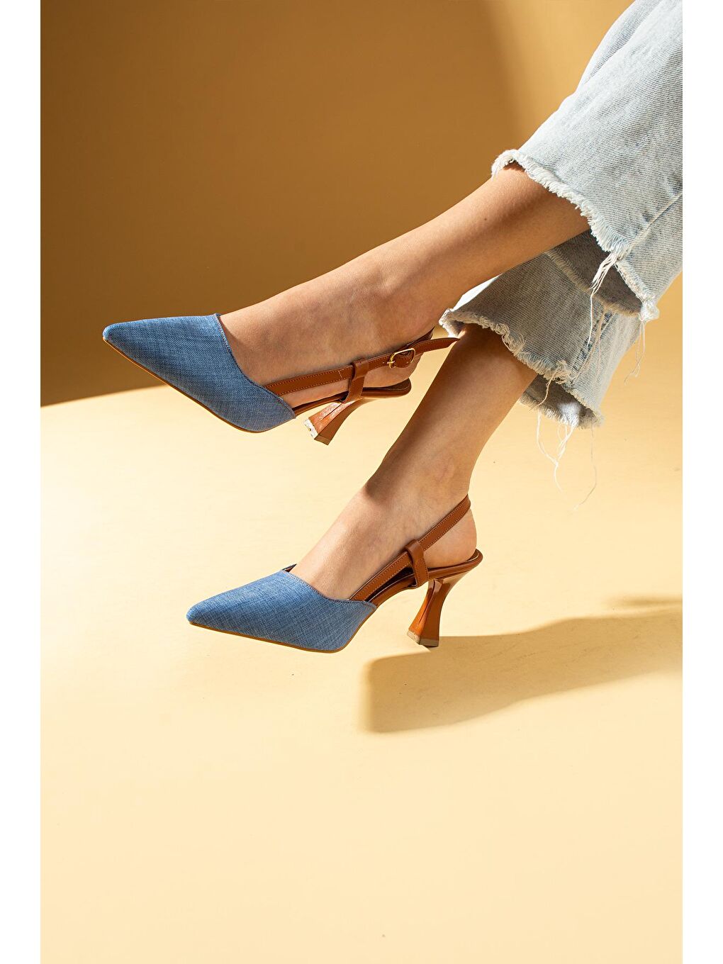 Mavi Yanı Açık Sivri Burun Kadeh Topuklu Tokalı Kadın Ayakkabı 71-32-24-2