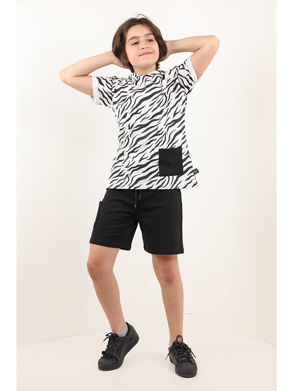 Beyaz Erkek Çocuk Desenli Şortlu Takım