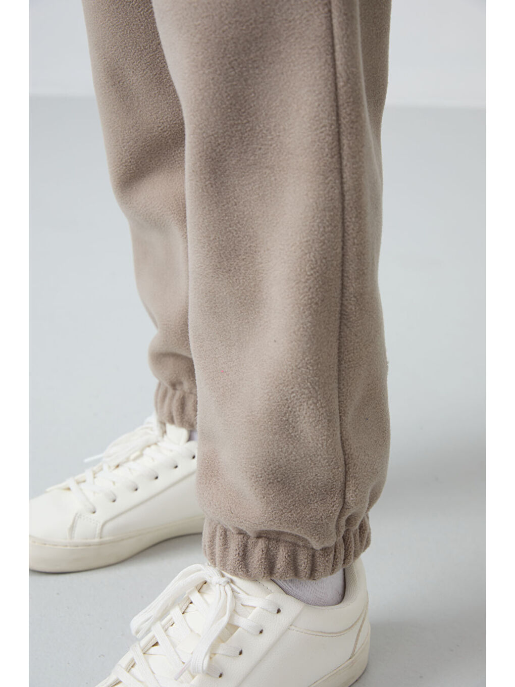 Koyu Bej Kalın Yumuşak Dokulu Standart Fit Nakışlı Polar Kız Çocuk Eşofman Alt - 75155-7