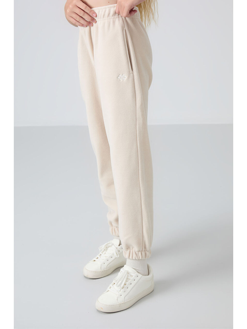 Bej Kalın Yumuşak Dokulu Standart Fit Nakışlı Polar Kız Çocuk Eşofman Alt - 75155-1