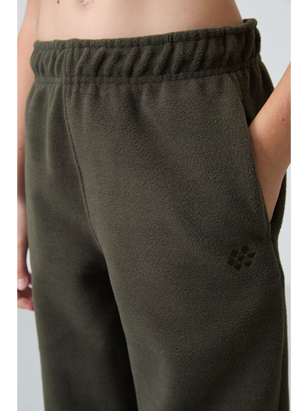 Haki Kalın Yumuşak Dokulu Standart Fit Nakışlı Polar Kız Çocuk Eşofman Alt - 75155-7