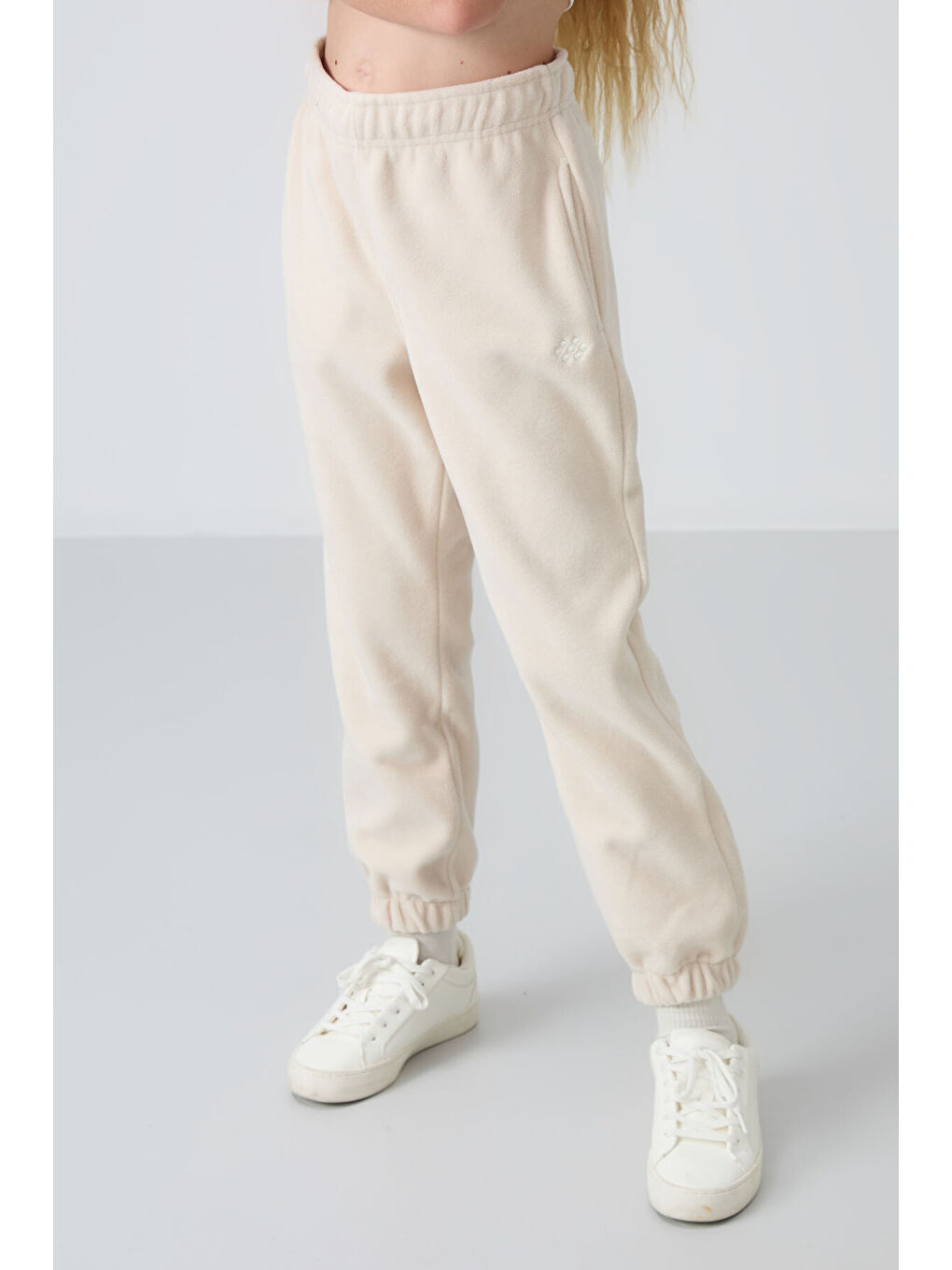 Bej Kalın Yumuşak Dokulu Standart Fit Nakışlı Polar Kız Çocuk Eşofman Alt - 75155-5