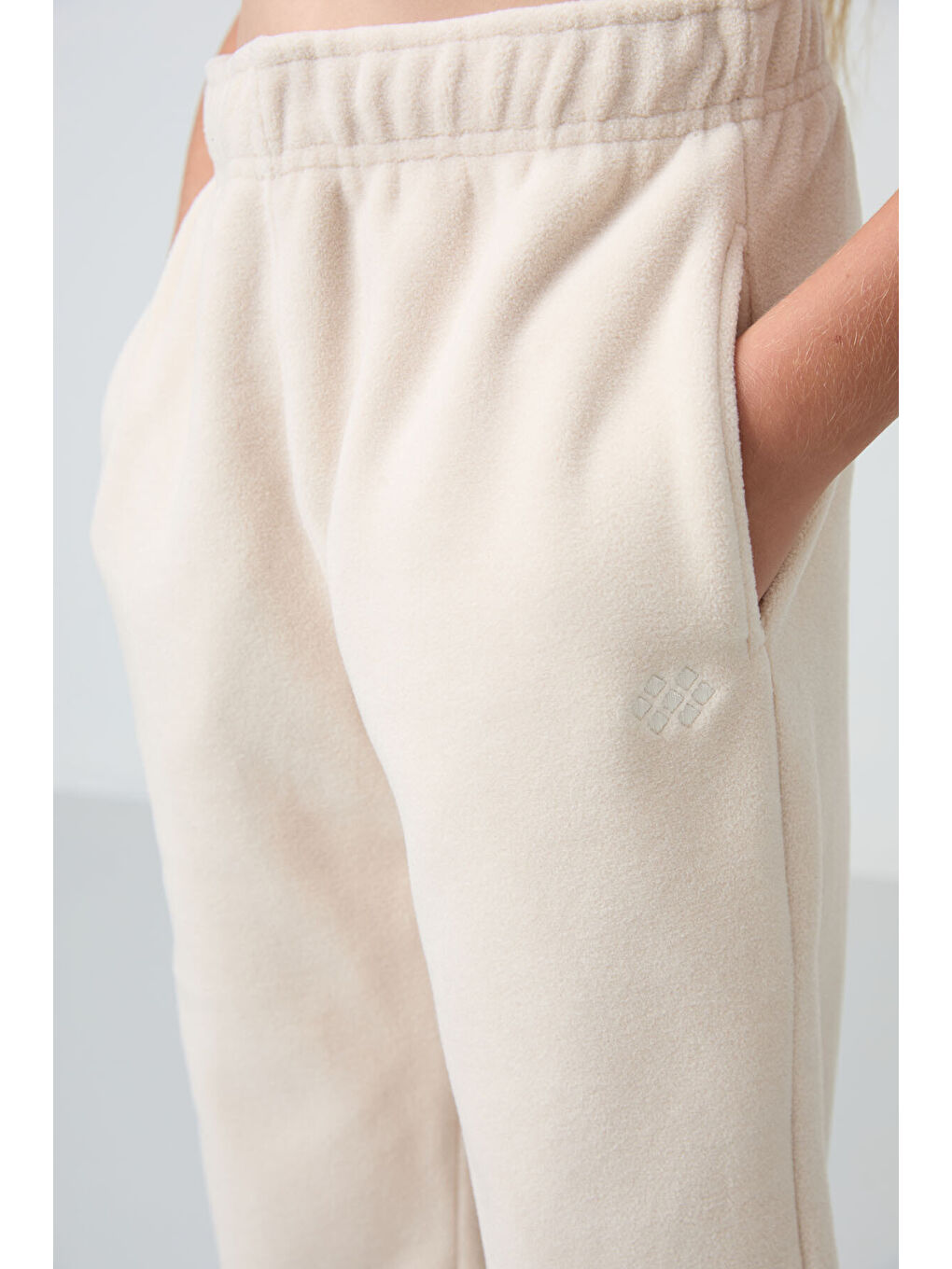 Bej Kalın Yumuşak Dokulu Standart Fit Nakışlı Polar Kız Çocuk Eşofman Alt - 75155-7