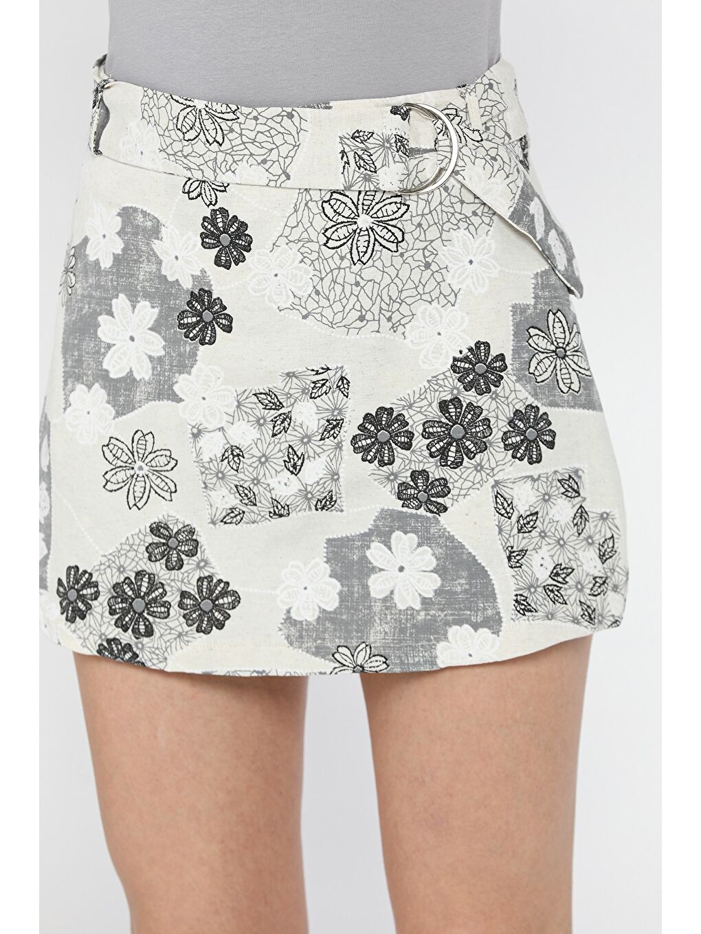 Bej Kadın Kemer Detaylı Desenli Keten Şort Etek-3