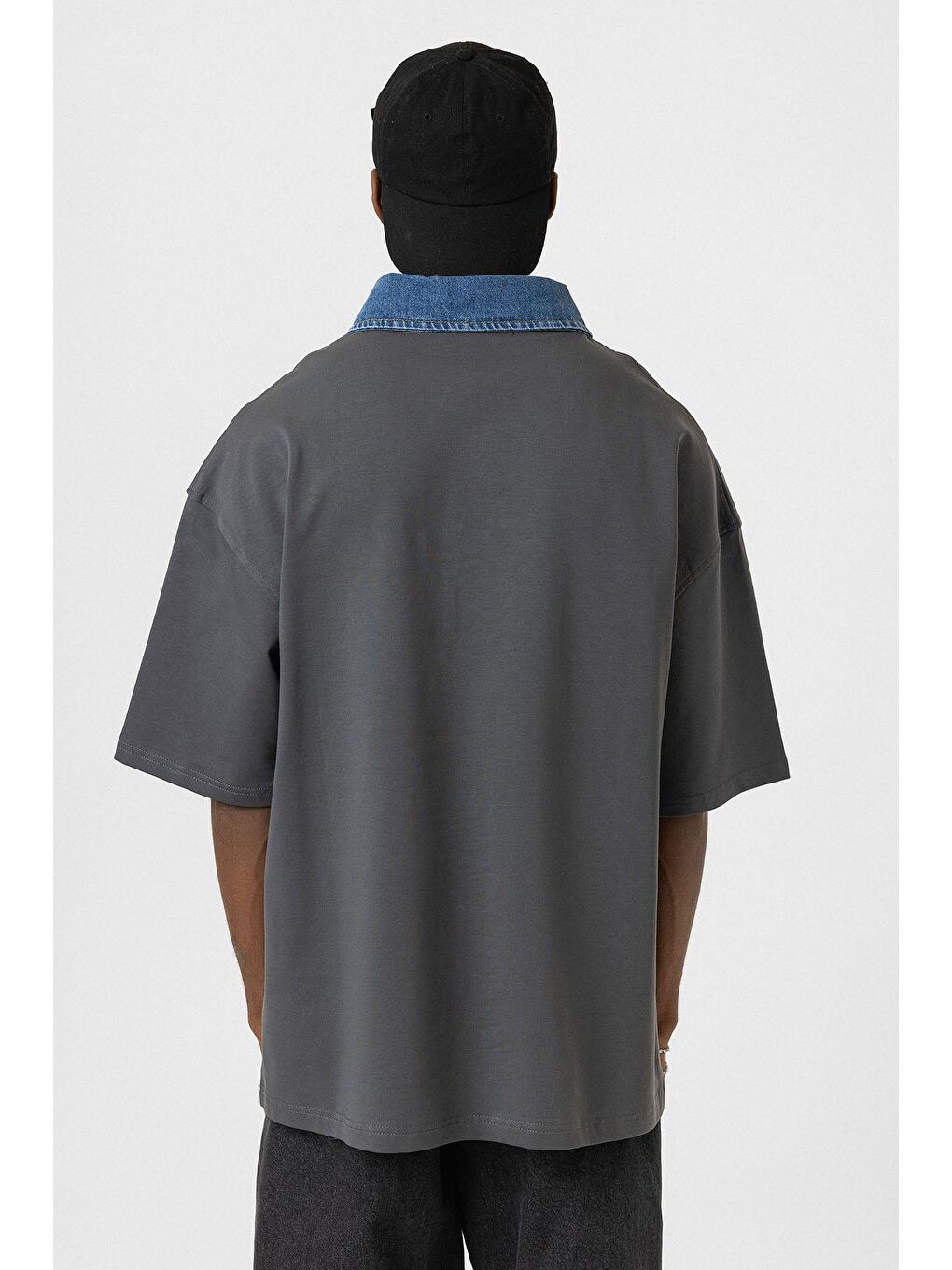 Gri Polo Yaka Yazı Detaylı Oversize Tişört Füme-5