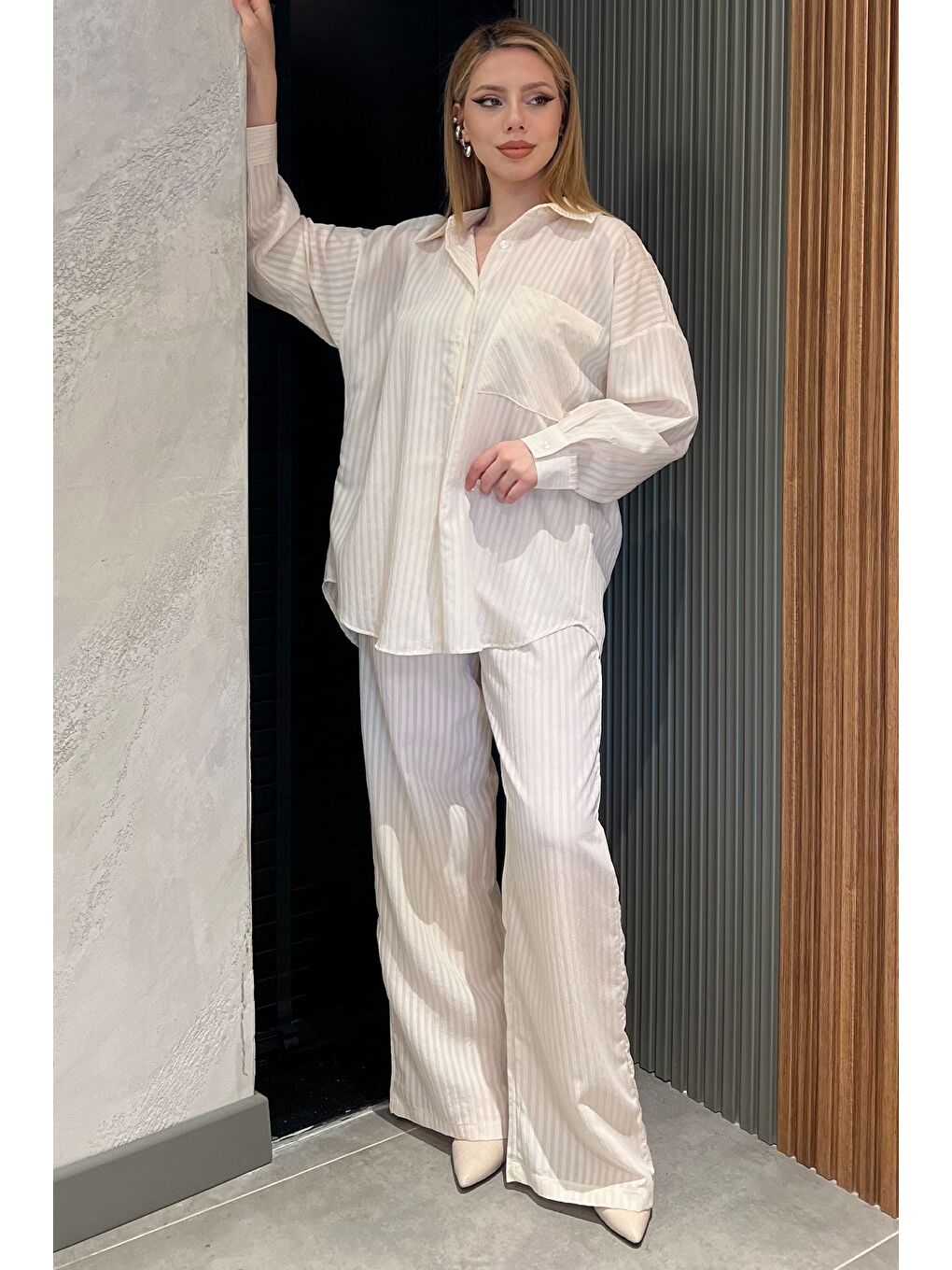 Bej Kadın Çizgi Desenli Gömlek Pantolon İkili Takım-1