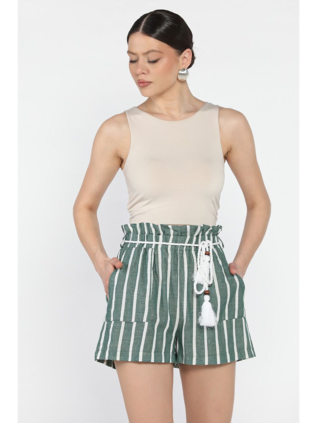 Yeşil Kadın Bel Lastikli Kuşak Detaylı Çizgi Desenli Şort-1
