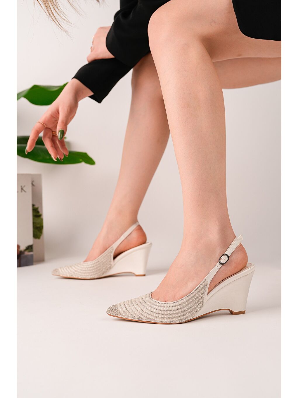 Beyaz TİERA Taş ve İnci İşlemeli Sivri Burun Arkası Açık Kadın Dolgu Topuklu Abiye Ayakkabı-6