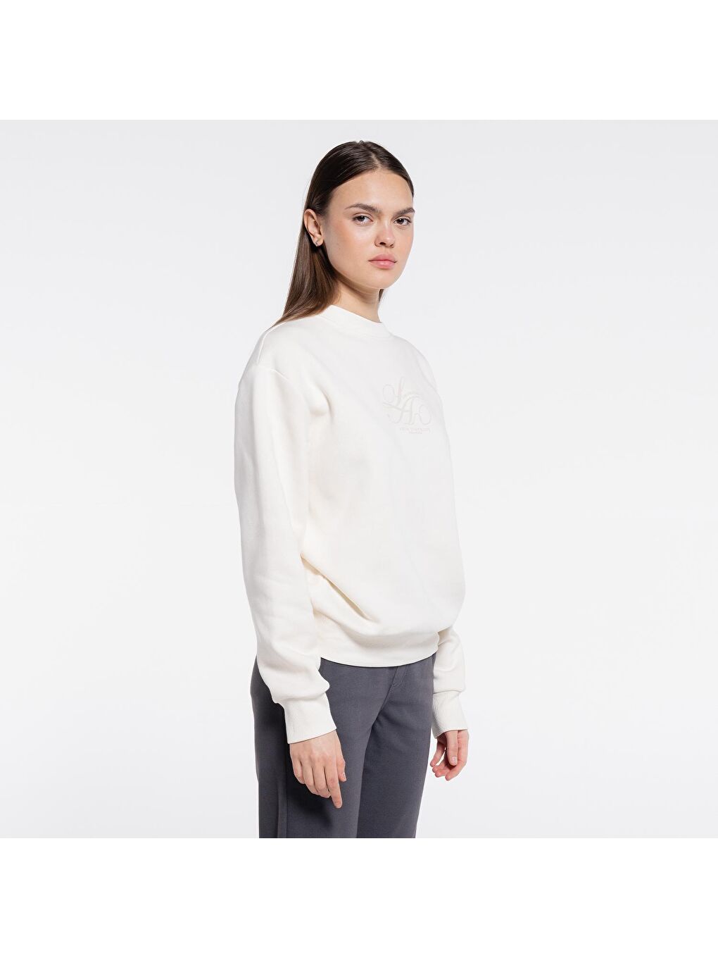 Friday Offset Beyaz Dom Kadın Ekru Bisiklet Yaka Ekstra Oversize Sweatshirt - 3 İplik - 3