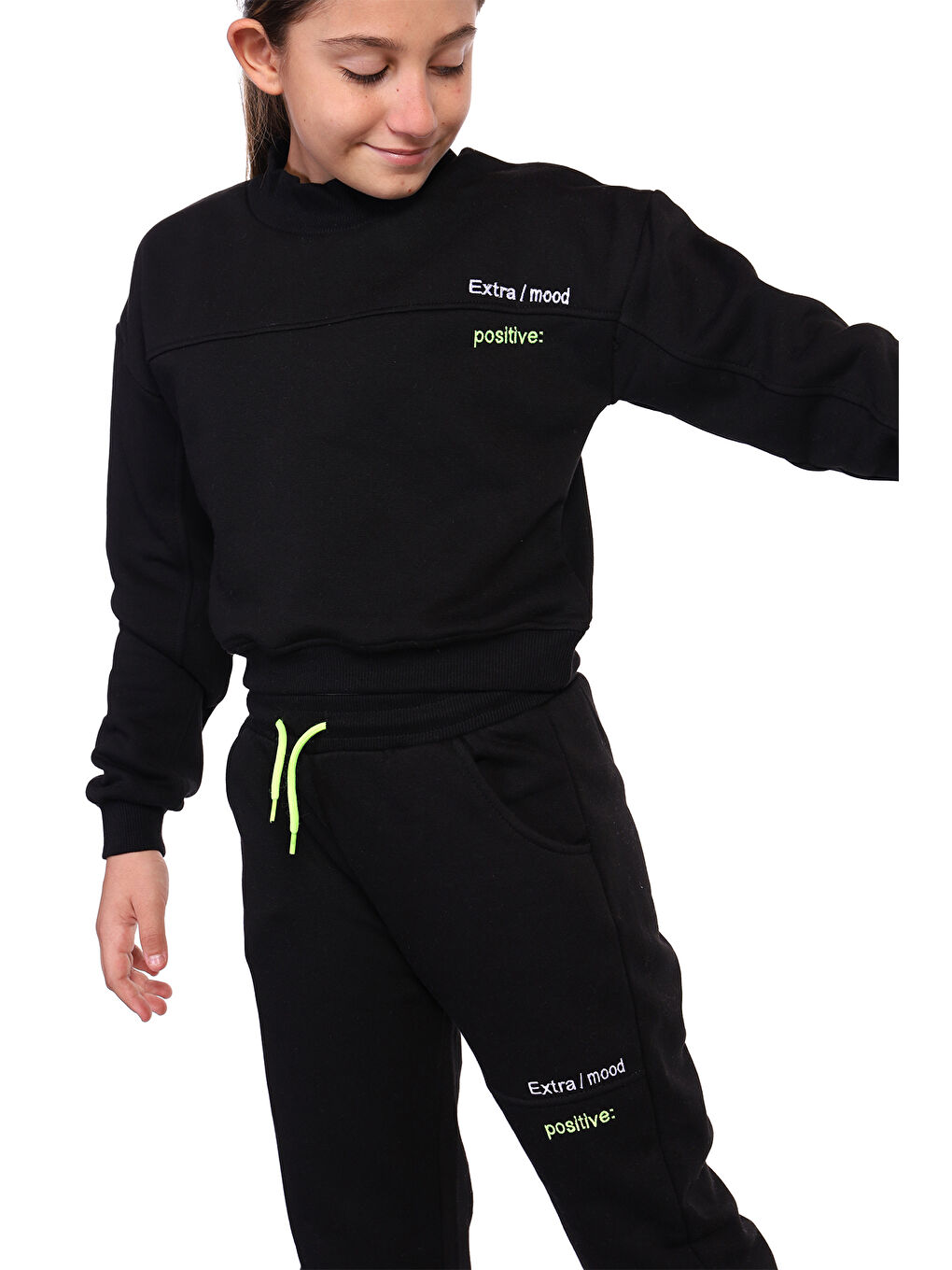 Siyah Kız Çocuk Nakışlı Balıkçı Yaka Eşofman Takımı-1