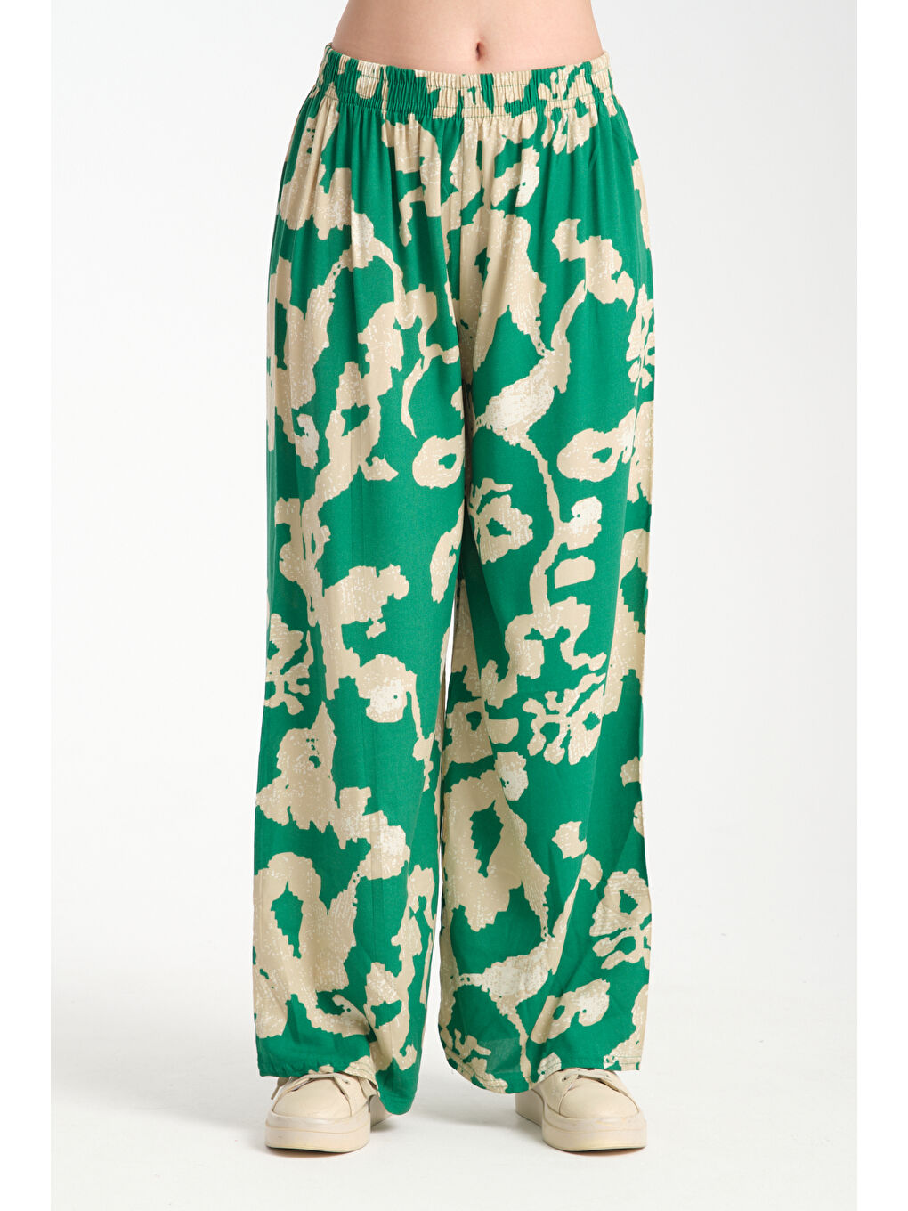 Yeşil Kadın Desenli Dökümlü Viskon Pantolon 1074
