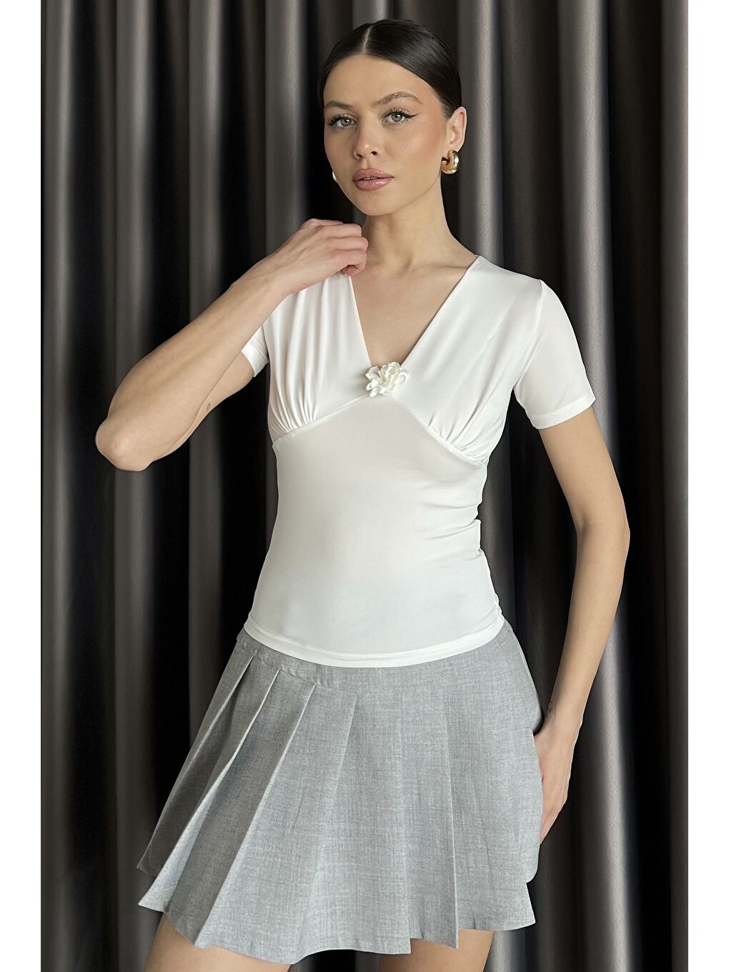 Ekru Gül Detaylı V Yaka Kadın Bluz-1