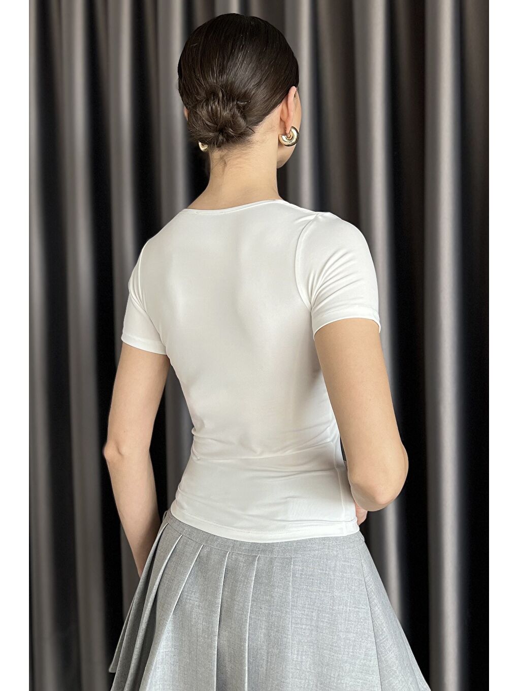 Ekru Gül Detaylı V Yaka Kadın Bluz-2