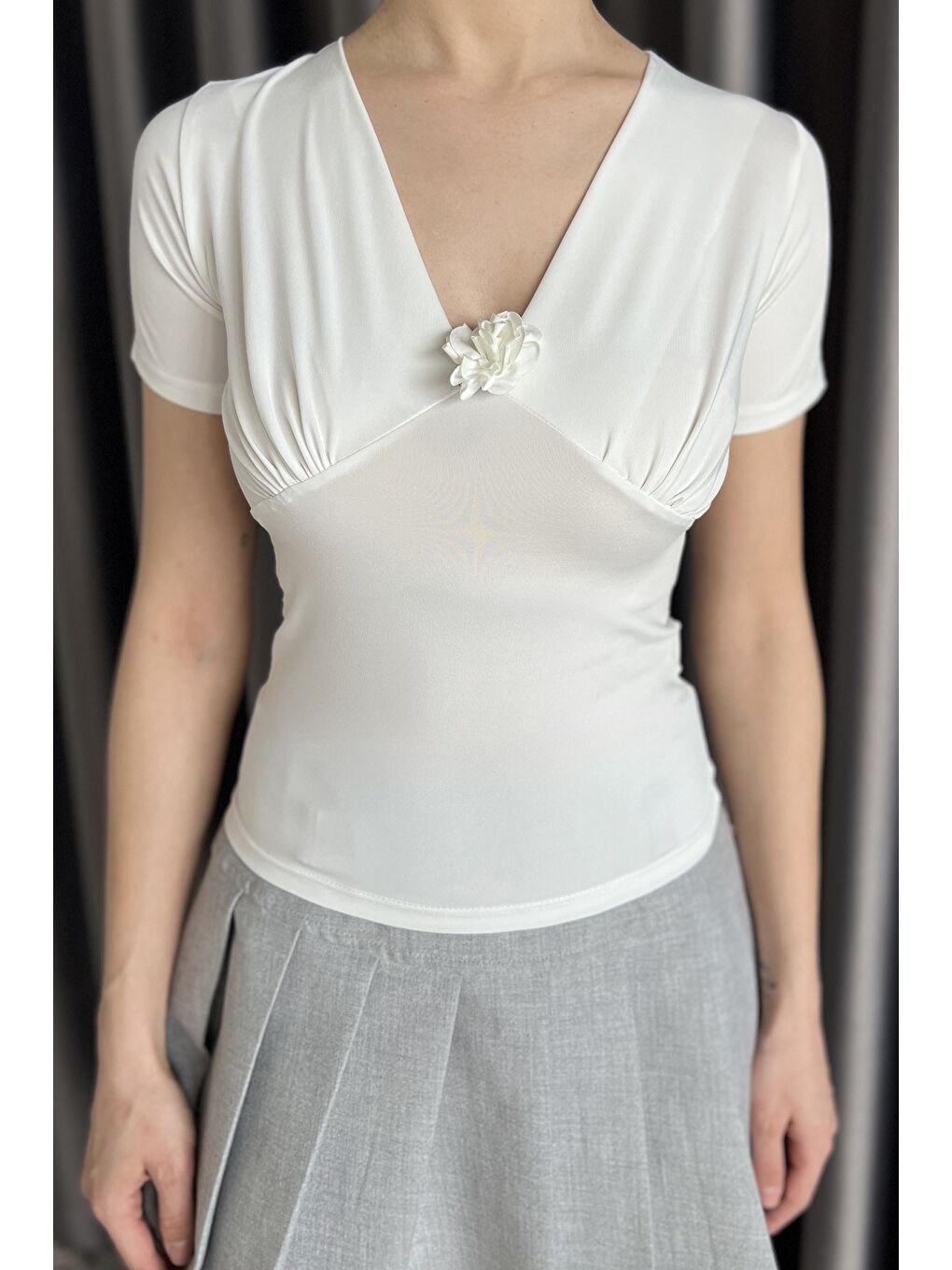 Ekru Gül Detaylı V Yaka Kadın Bluz-3