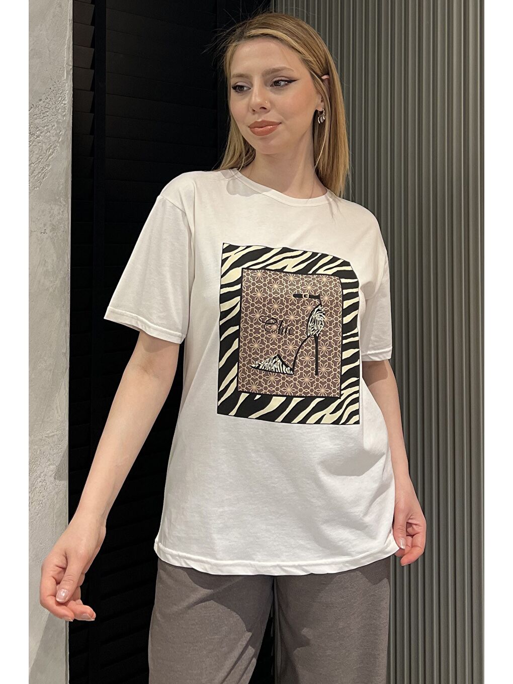 Ekru Bisiklet Yaka Taş Detaylı Kadın Tişört-1