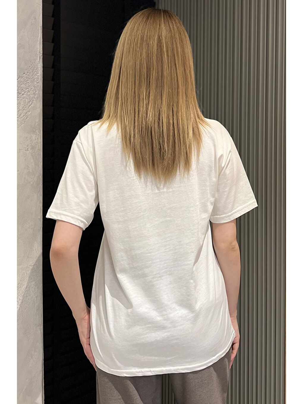 Ekru Bisiklet Yaka Taş Detaylı Kadın Tişört-2