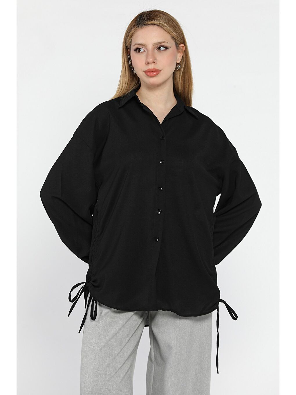 Siyah Yan Büzgülü Bağcıklı Kadın Gömlek