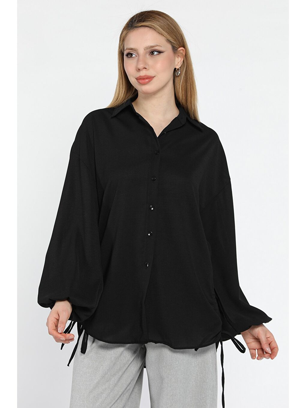 Siyah Yan Büzgülü Bağcıklı Kadın Gömlek-1