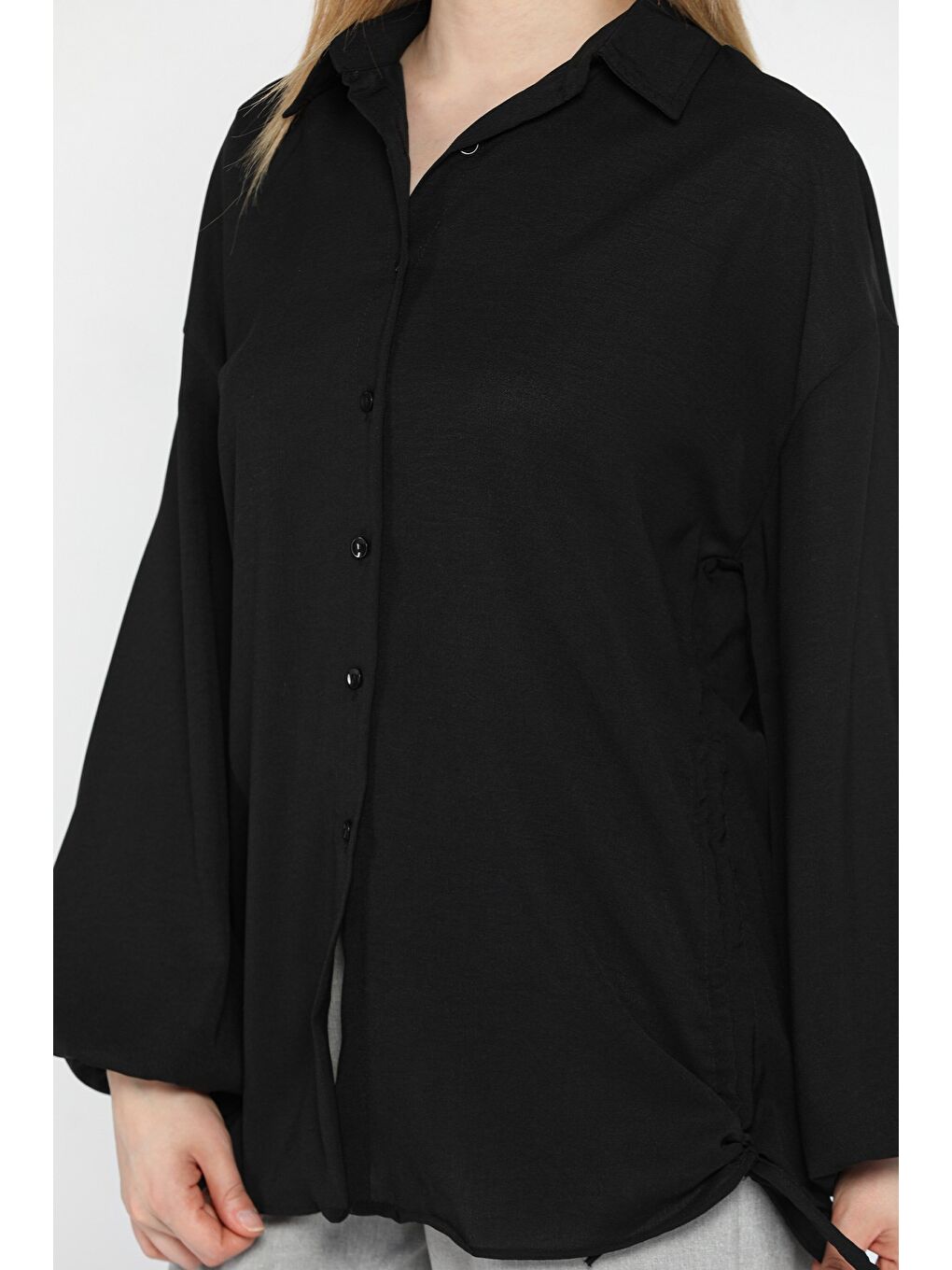 Siyah Yan Büzgülü Bağcıklı Kadın Gömlek-3