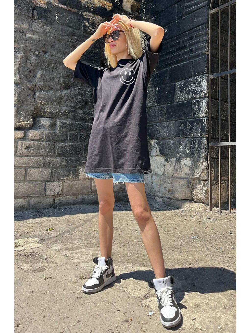 Siyah Baskılı Oversize Yuvarlak Yaka Kadın Tişört-1