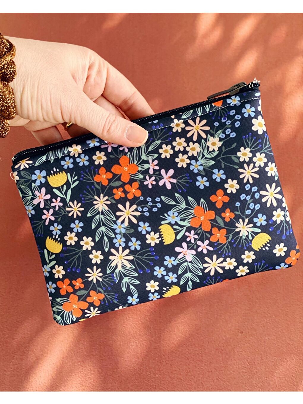 Bikutumutluluk Canlı Lacivert Zarif Çiçekler Lacivert Makyaj Çantası Clutch Kalemlik