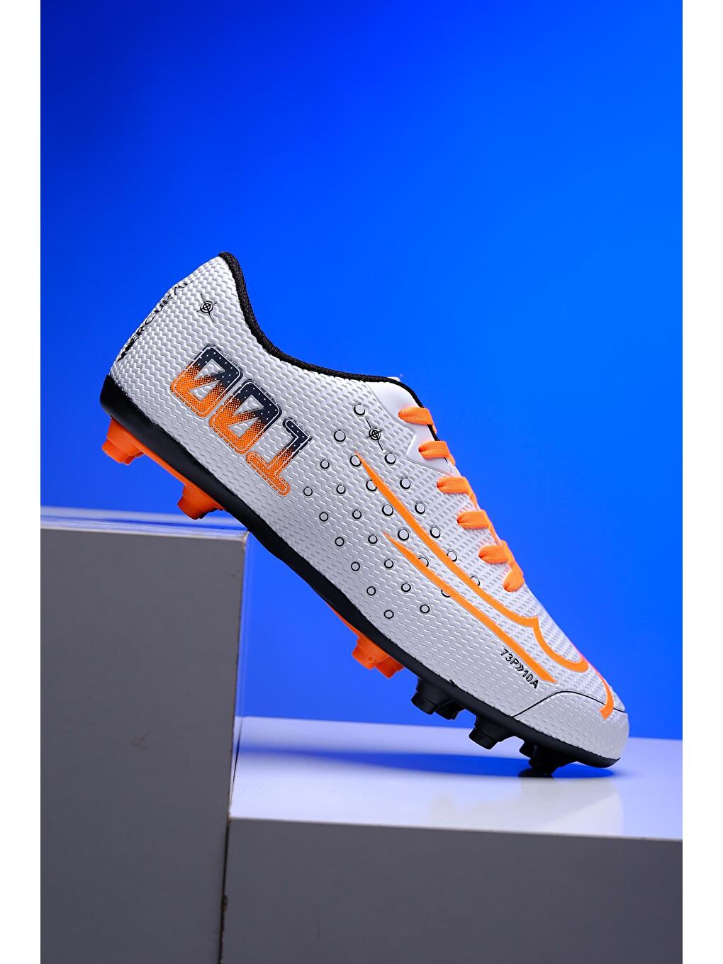 Beyaz W001 Erkek Çim Halı Saha Dişli Krampon