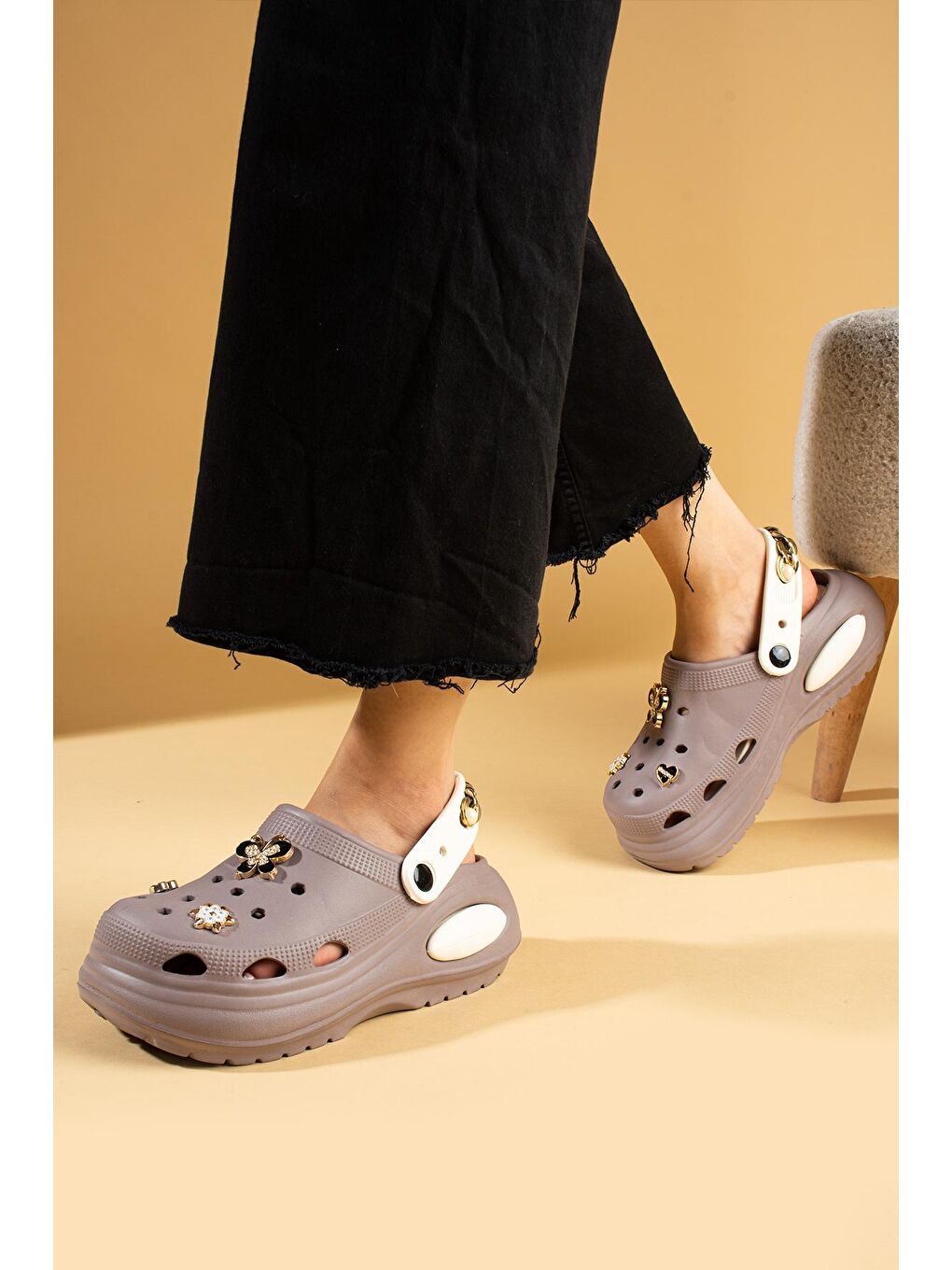 Bej Yüksek Taban Kelebek Ve Çiçek Tokalı Zincir Detaylı Eva Kadın Sandalet DNZ227-24Byz