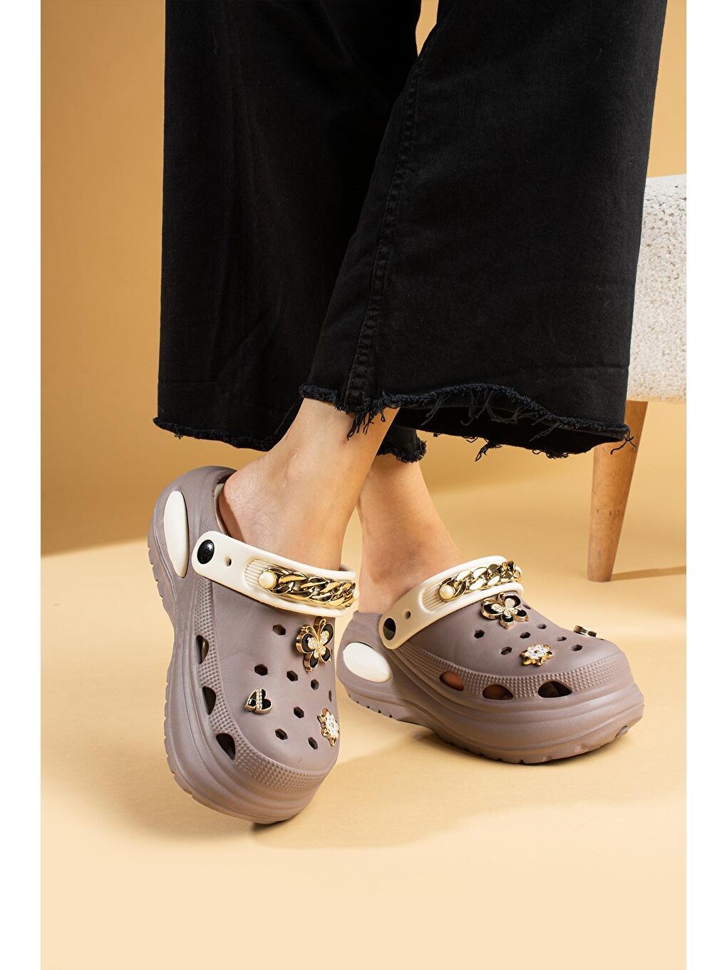 Bej Yüksek Taban Kelebek Ve Çiçek Tokalı Zincir Detaylı Eva Kadın Sandalet DNZ227-24Byz-1