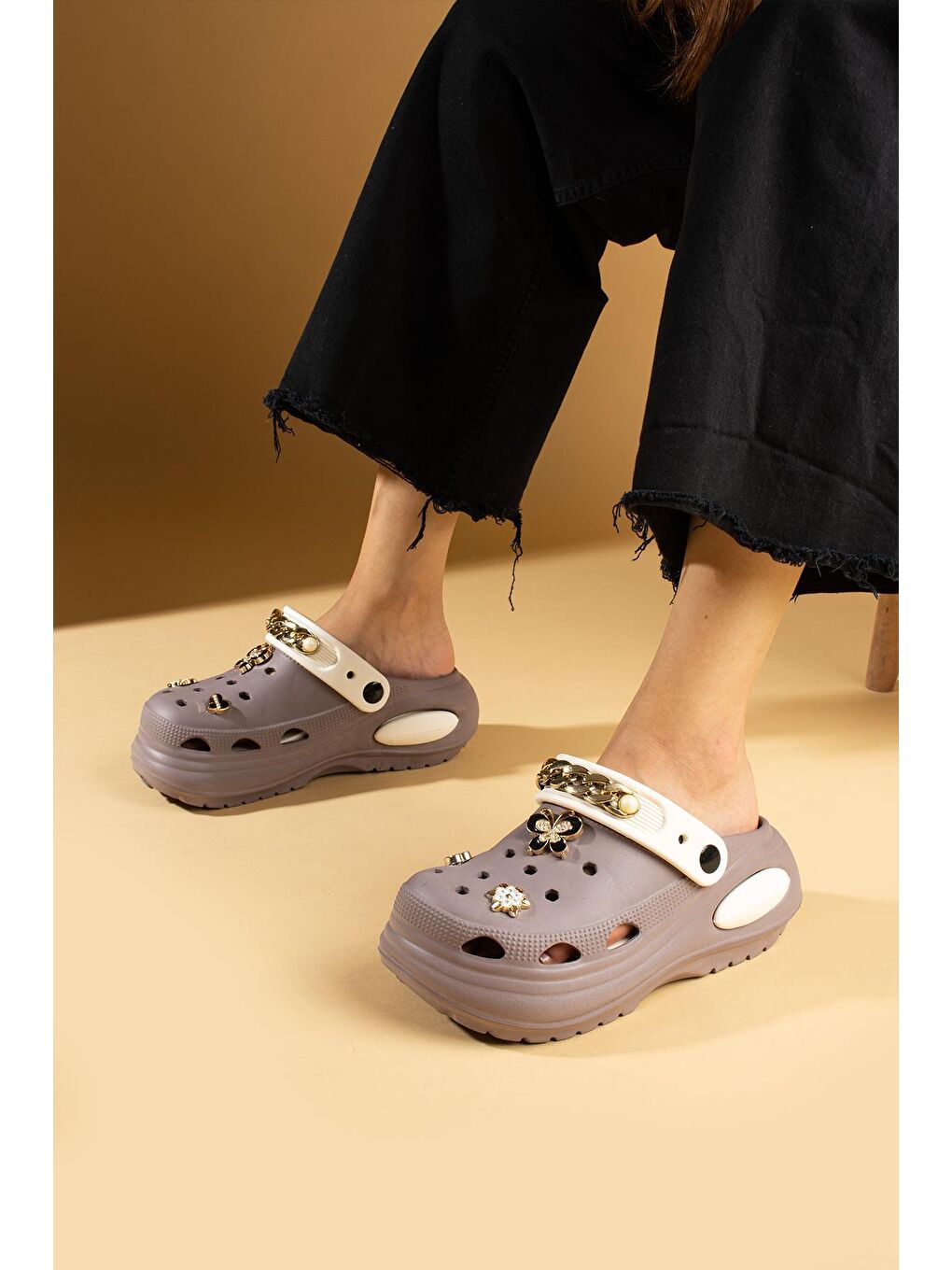 Bej Yüksek Taban Kelebek Ve Çiçek Tokalı Zincir Detaylı Eva Kadın Sandalet DNZ227-24Byz-2