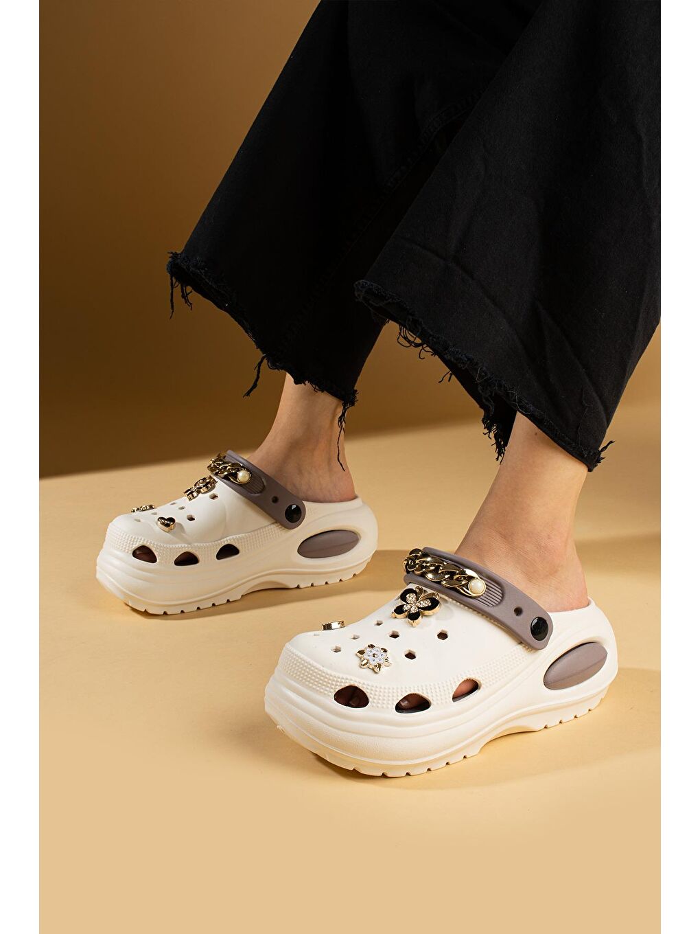 Yüksek Taban Kelebek Ve Çiçek Tokalı Zincir Detaylı Eva Kadın Sandalet DNZ227-24Bej