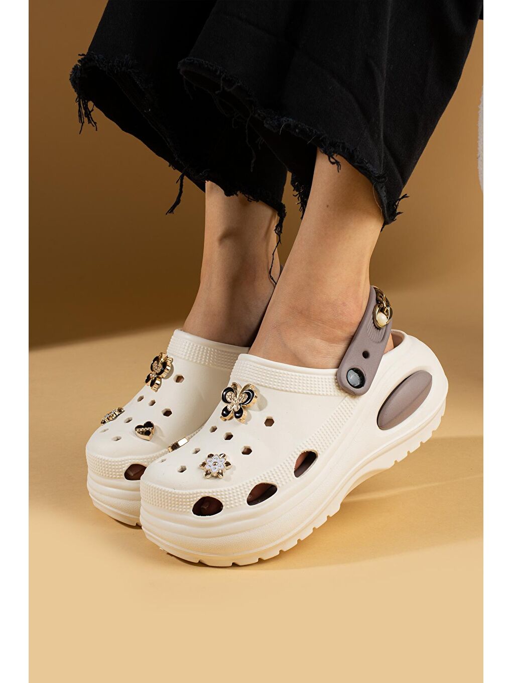 Yüksek Taban Kelebek Ve Çiçek Tokalı Zincir Detaylı Eva Kadın Sandalet DNZ227-24Bej-1